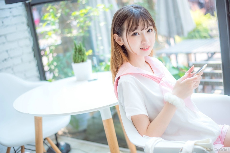 “庞先生，不是我等不明事理。”一名蜀将苦笑道：“只是冠军侯之政策，于我士族……”
